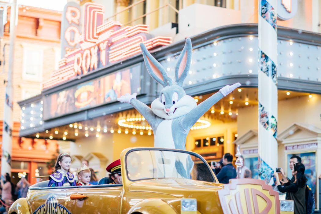 bugs-bunny-at-star-parade-in-main-street-movie-world-1050x700-1