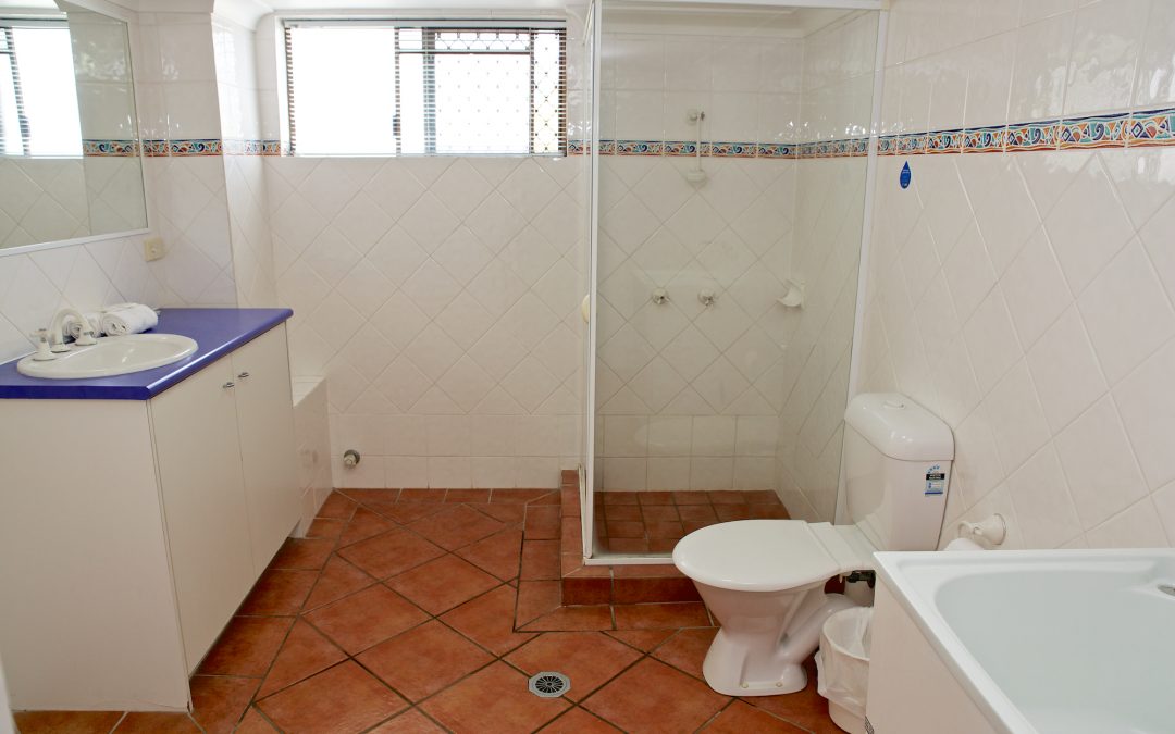 Harbourside Resort accommodation bathroom