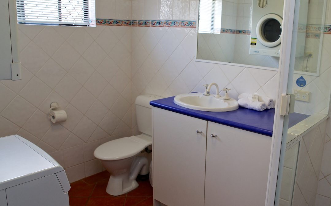 Harbourside Resort accommodation bathroom